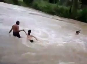 Bertaruh Nyawa demi Sekolah, Siswa SD di Sinjai Nekat Terobos Derasnya Arus Sungai