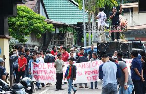 Tuding Panwaslu dan Polres Enrekang Tak Netral, Alos Kepung Mako Polres