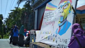 Unik, Kurangi Kemacetan Mahasiswa Peringati Hardiknas Dengan Mural