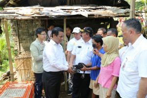 Ayo Bekerja Entaskan Kemiskinan, Mentan Serahkan Bantuan ke Warga Prasejahtera di Purbalingga