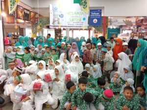 Peduli Sesama, Murid TKIT Nurul Fikri Makassar Belanja Bareng Yatim