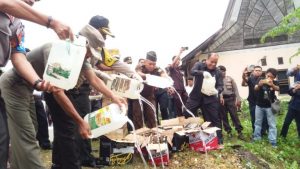 Polres Muna Musnahkan Delapan Ton Miras