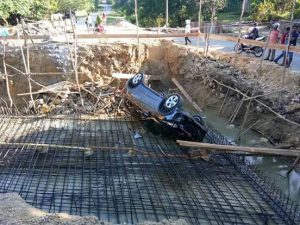 Kejar Feri, Mobil Terjungkal ke Dasar Galian Jembatan