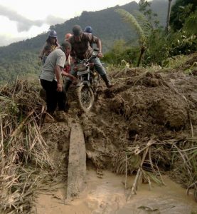 Longsor Putus Akses Dua Desa di Enrekang