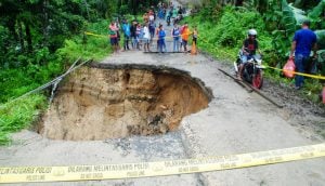 Longsor Putus Akses Jalan Menuju Kota Ambon