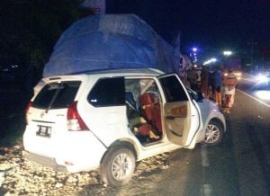 Mobil Tabrak Truk Parkir di Bahu Jalan, Ibu dan Anak Tewas