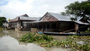 Parah! Air Bah Sudah Capai Lantai Rumah Panggung Warga