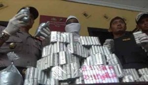 Akibat Petasan, Wajah Luka Bakar, Kaca Rumah Pecah