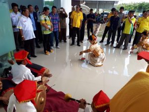 NH Disambut Adat di Bandara Selayar