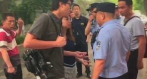 Liput Sidang, Jurnalis Hongkong Ditangkap dan Diseret Polisi