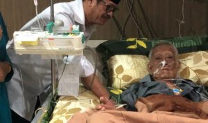 Usai Shalat Tarwih, IYL Luangkan Waktu Jenguk Ayah Sahabatnya di Rumah Sakit