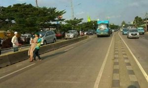 Video Viral Pria tak Dikenal Salat di Tengah Jalan, Bikin Geger!