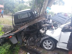 Agya Seruduk Mobil Parkir, Satu Keluarga Terluka