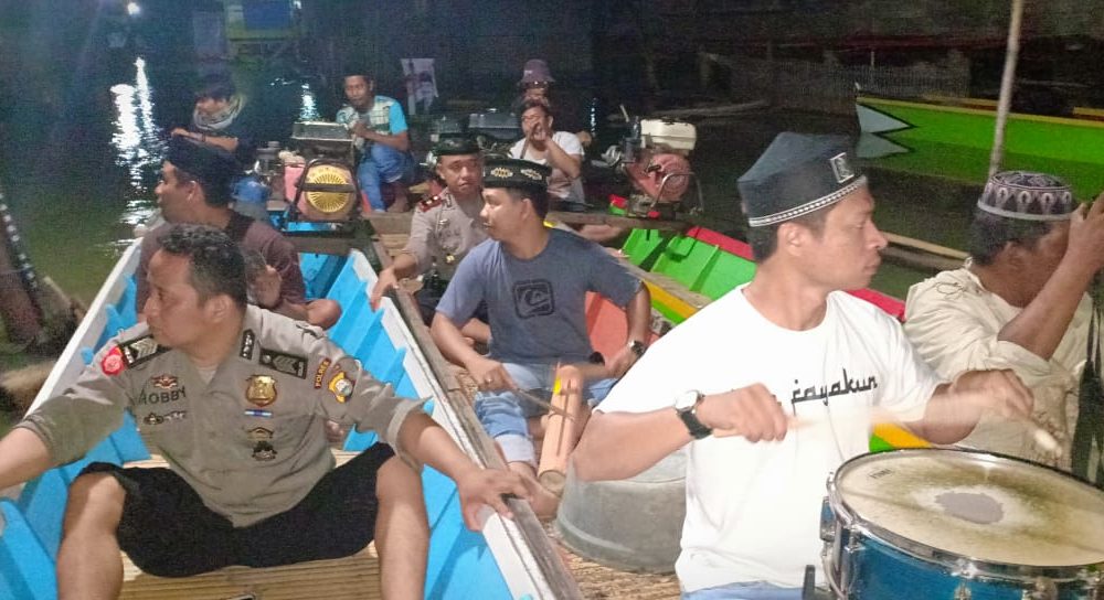 Cara Asyik Polisi Bangunkan Korban Banjir Makan Sahur