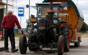 Dari Jerman ke Rusia, Kakek Ini Naik Traktor Tua demi Piala Dunia