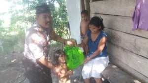 Bagi-bagi Paket Lebaran, Kapolsek Gilireng Rela Sisihkan Gaji