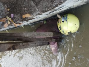Pria Behelm Kuning Ditemukan Tewas Dalam Kanal, Ini Identitasnya…..