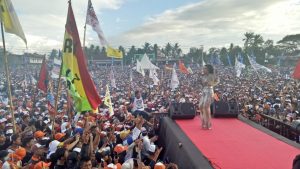 Krisdayanti Goyang Pendukung FatMa di Sidrap