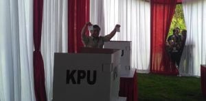 “Nyoblos” Pilgub Jabar, Prabowo Disambut Kerumunan Ibu-ibu