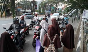 Guru dan Pelajar SMPIT AFISGO Bagi Ratusan Kotak Takjil Gratis