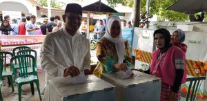 Didampingi Istri, DBR Nyoblos Di TPS 1 Kelurahan Bulupabbulu