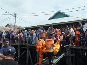 Isak Tangis Pecah Lihat Jenazah Diangkut Perahu Karet