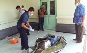 Bau Busuk Itu Berasal Dari Mayat yang Melotot