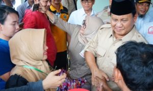 Di Rumah AGH Sanusi Baco, Prabowo Diserbu Warga