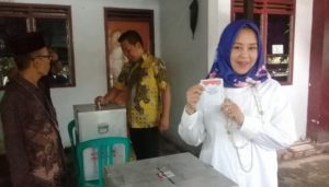 Gunakan Batik Kuning, RMS dan Fatma Nyoblos di TPS 003 Lanu’mang