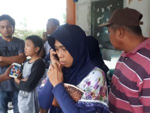 Demi Dapatkan Informasi, Keluarga Korban Rela Bertahan di Pelabuhan Bira