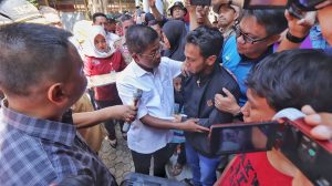 Mensos Serahkan Bantuan Untuk Korban KM Lestari Maju