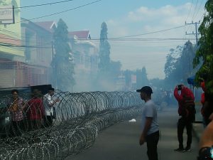 Relawan Bersalam Gelar Aksi Demo, Kantor Panwaslu Pinrang Hujan Batu
