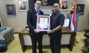Ketua DPRD Makassar Terima Penghargaan dari Tri Prestasi Indonesia