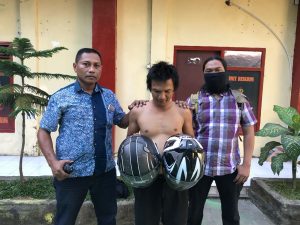 Habis Sikat Helm, Eh Maling Ini Malah Ngajak Polisi Main Kucing-kucingan