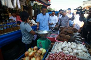 Susuri Pasar Terong, Ini Janji Sandiaga Uno Untuk Pedagang