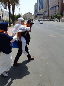 Tak Ada Kursi Roda, Ketua Kloter Gendong Jamaah Risti