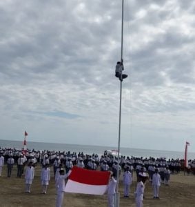 Salut! Tali Putus saat Upacara, Bocah SMP Ini Keluar dari Barisan dan Manjat Tiang Bendera
