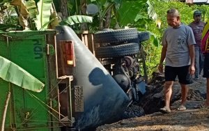 Parkir di Tepi Jalan, Truk Pengangkut Semen Malah Terguling, Ini Penyebabnya….