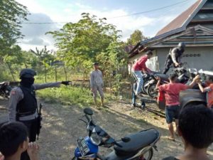 Polisi ‘Ubek’ Arena Judi Sabung Ayam, Warga Lari Kocar-Kacir