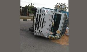 Truk Pengangkut Jagung Terguling di Barru, Penyebabnya Bikin Ngangkak