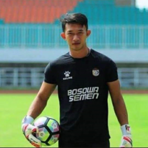 Krisis Kiper, Robert Paksakan Rivky Main Lawan Persela