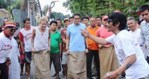 FOTO! Sandiaga Uno Ikut Lomba Balap Karung di Jalan Jaksa Jakarta Pusat