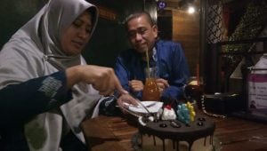 Cara Amran Mahmud Rayakan Ulang Tahun Istrinya ke 42