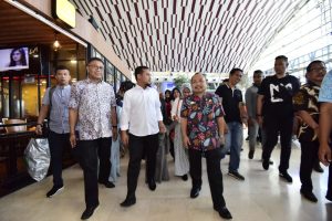 Tiba di Makassar, Wagub Sulsel Menjadi Rebutan Selfie di Bandara