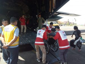 Relawan PMI Bantu Evakuasi Korban di Posko Lanud Hasanuddin