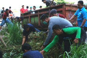 Bupati Gowa dan Warganya Aksi Pembersihan Kanal