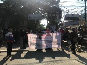 Takut Kebanjiran, Emak-Emak Ini Demo Pemkot Makassar