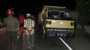 Motornya Hantam Truk Parkir, Pengemudinya Tewas Hantam Aspal