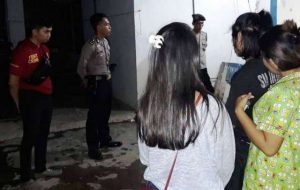 Asik Pesta Miras di Kos, Empat Pasangan Bukan Suami Istri Diciduk Polisi