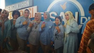 Istri Sandiaga Uno Dikepung Emak-Emak dan Gadis di Makassar